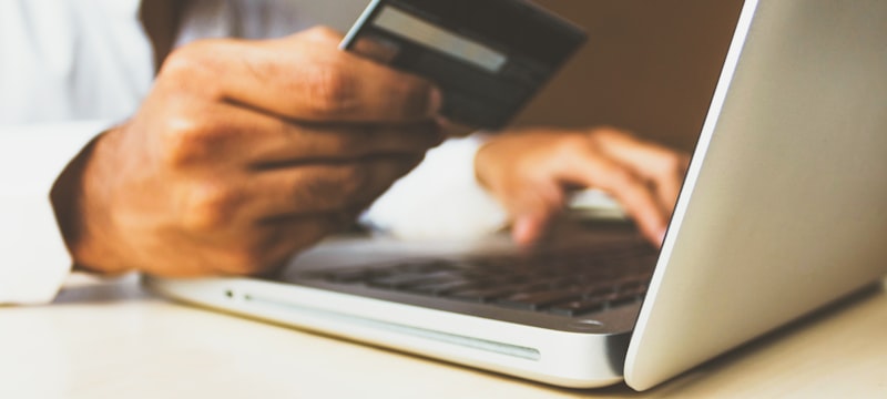Tarjeta bancaria sobre teclado