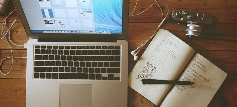 Recibo y calculadora sobre escritorio